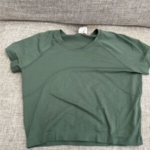 Lululemon Swiftly Tech Cropped short Sleeve Shirt size 8
Grey eucalyptus